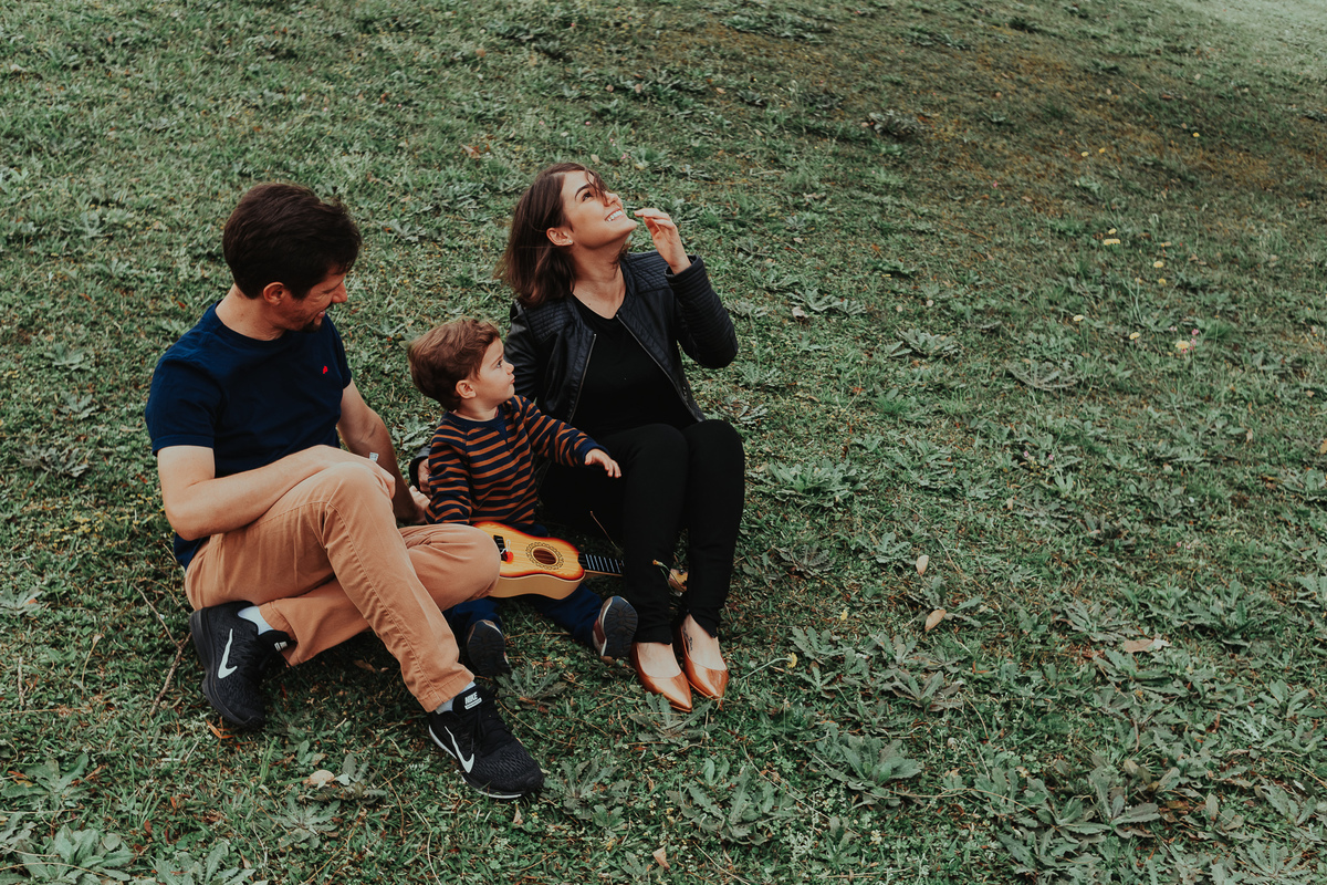 família sentada na grama