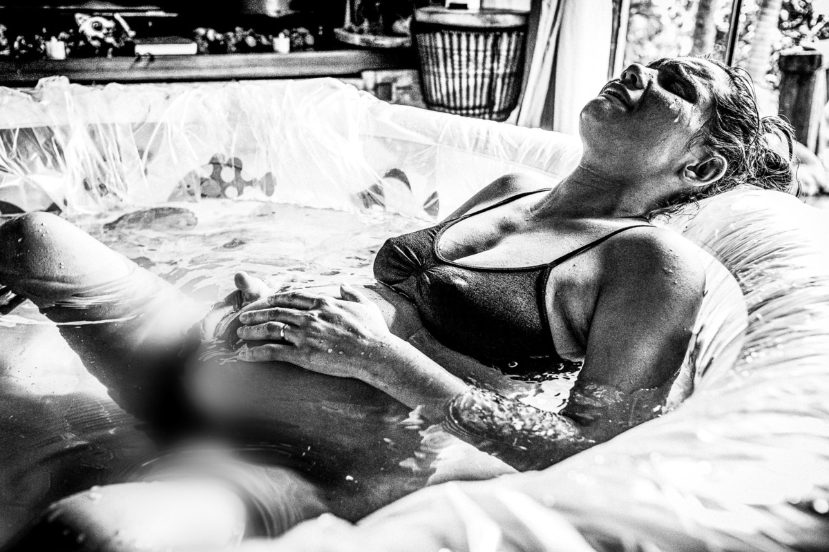 gestante na piscina emocionada