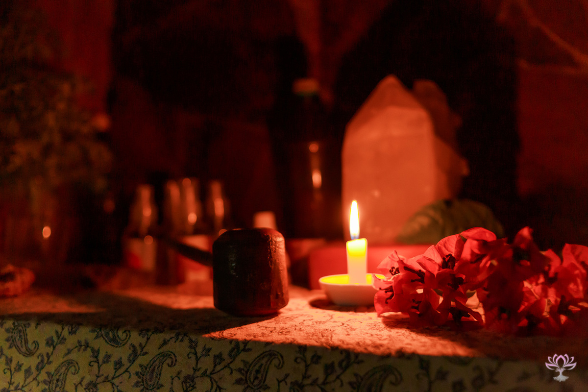 altar, uma vela e um cachimbo