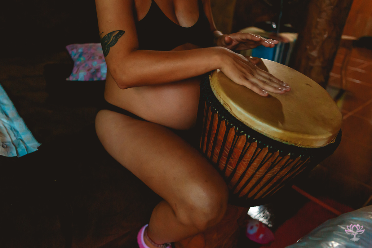 gravida tocando tambor