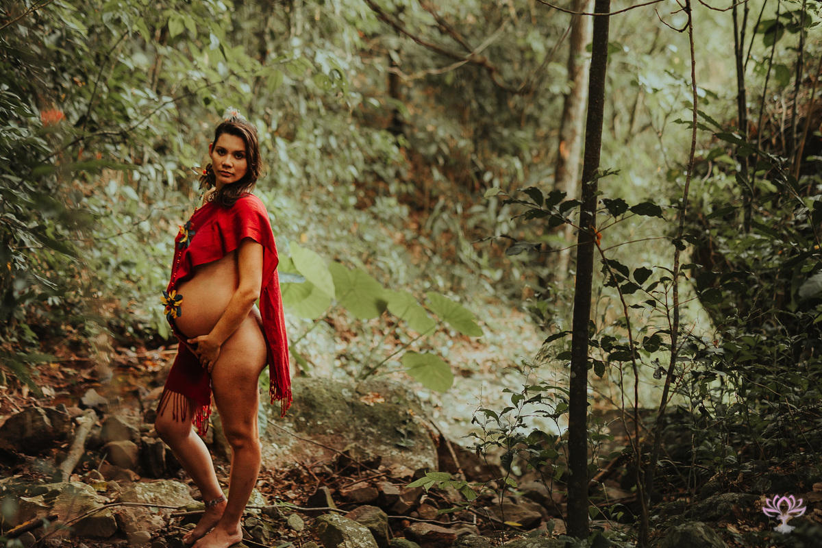 gestante no meio da mata