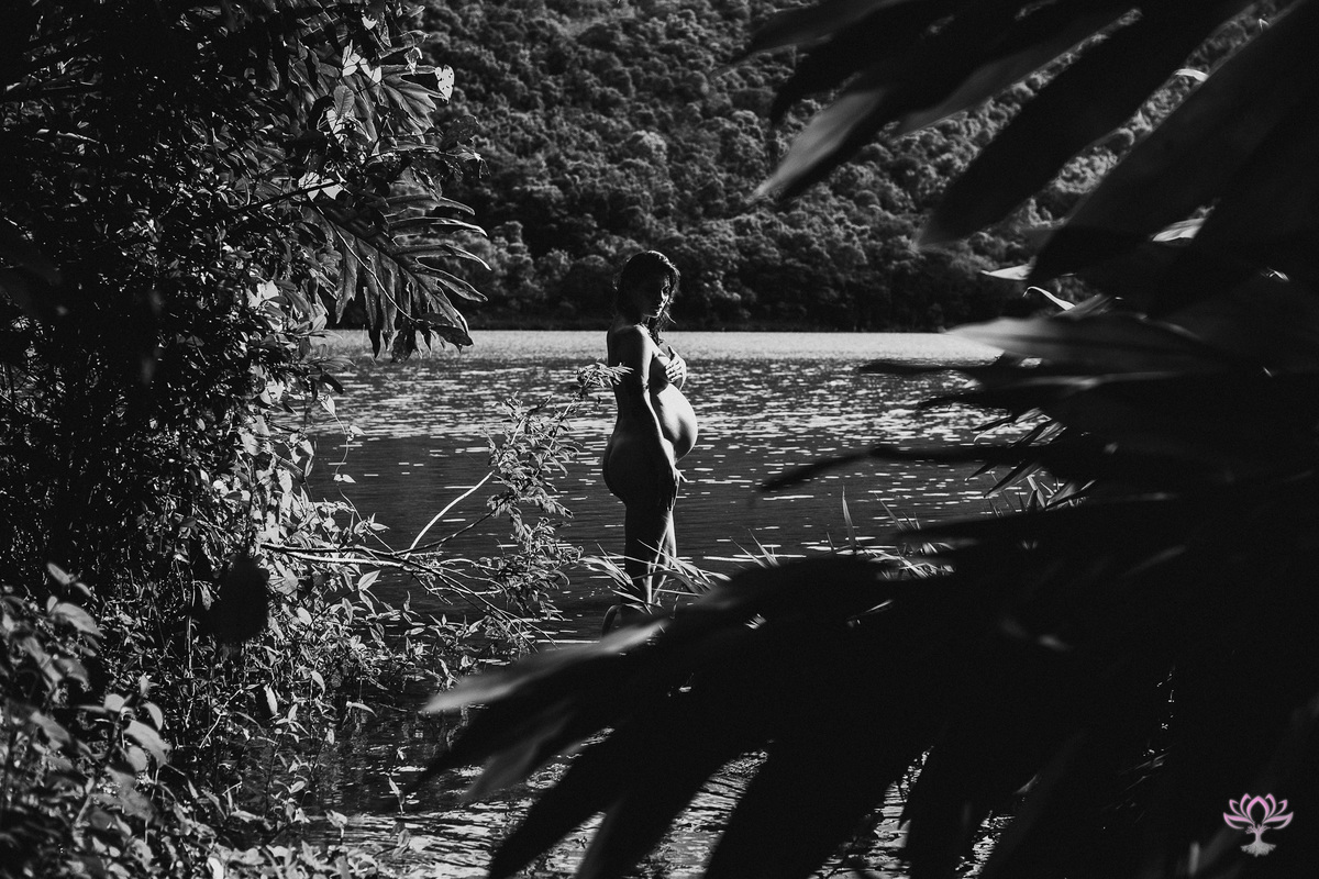 gestante no meio do rio foto preto e branco