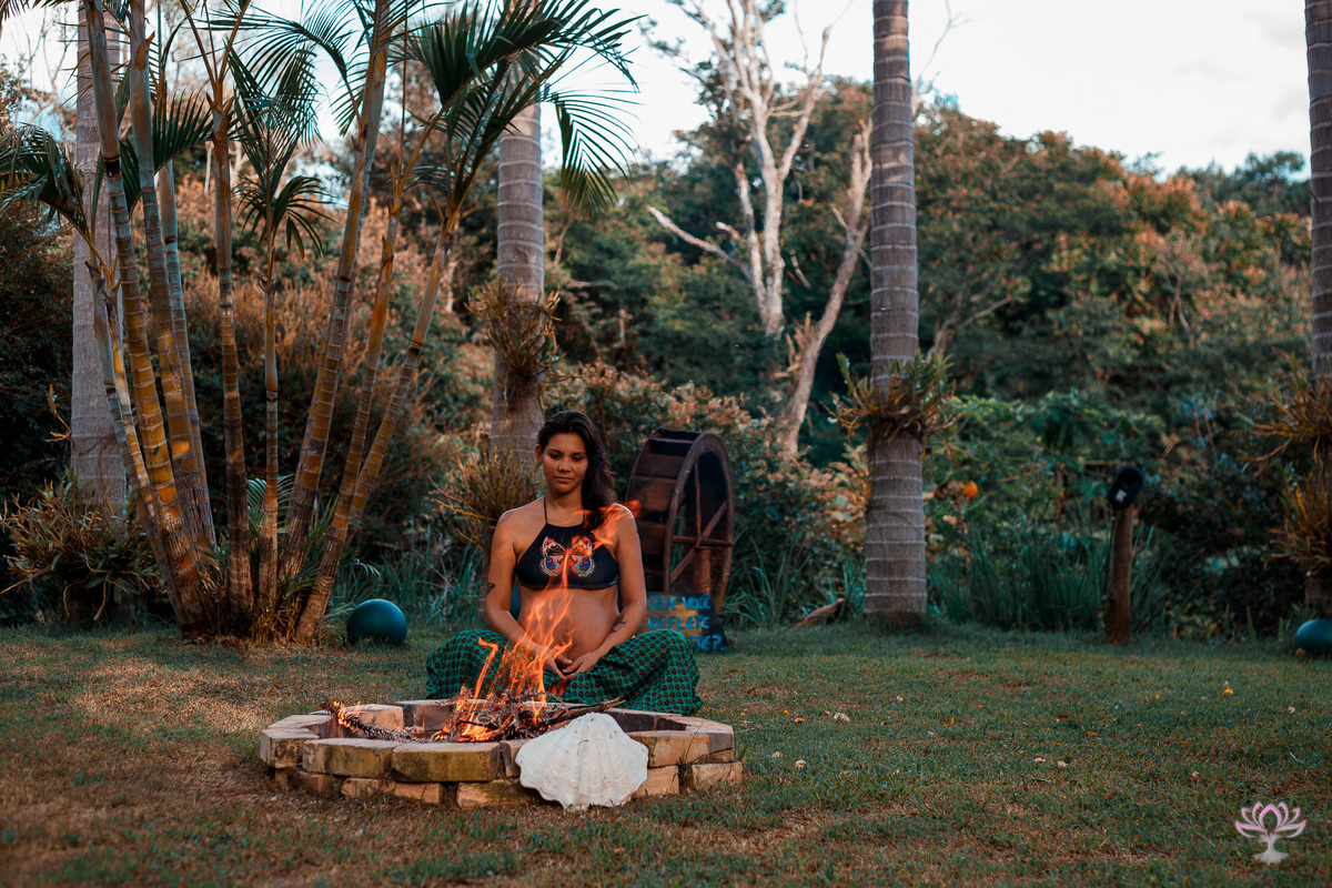 gestante índia em frente a fogueira