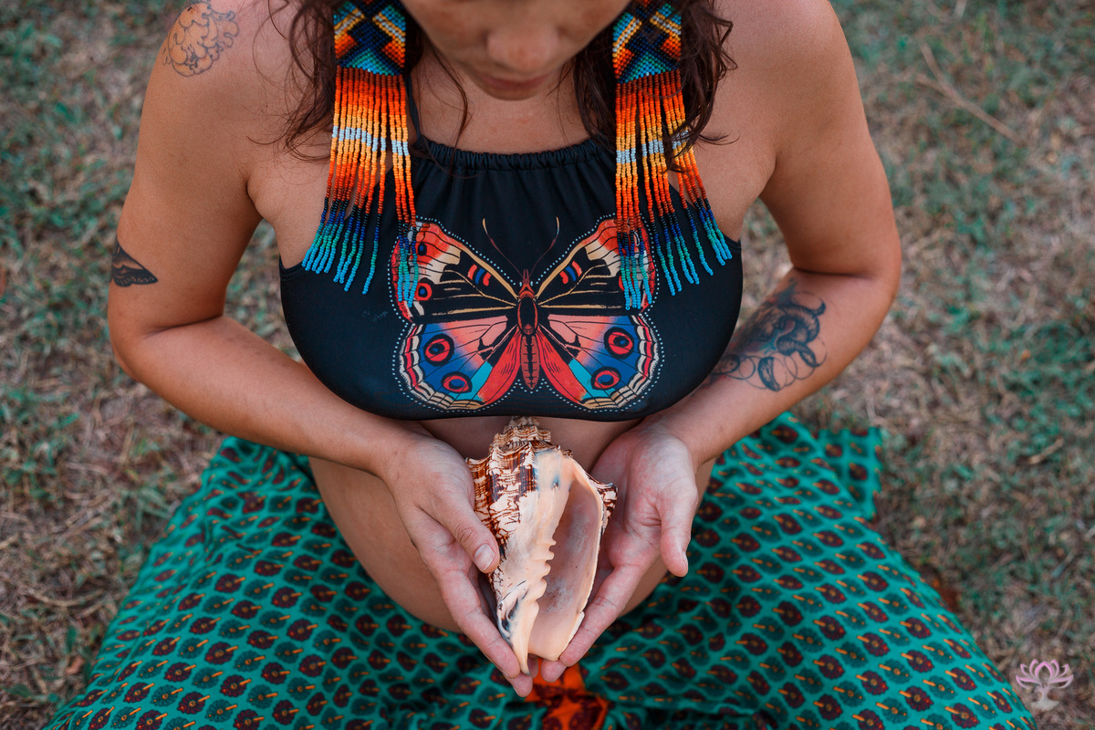 gestante segurando uma concha
