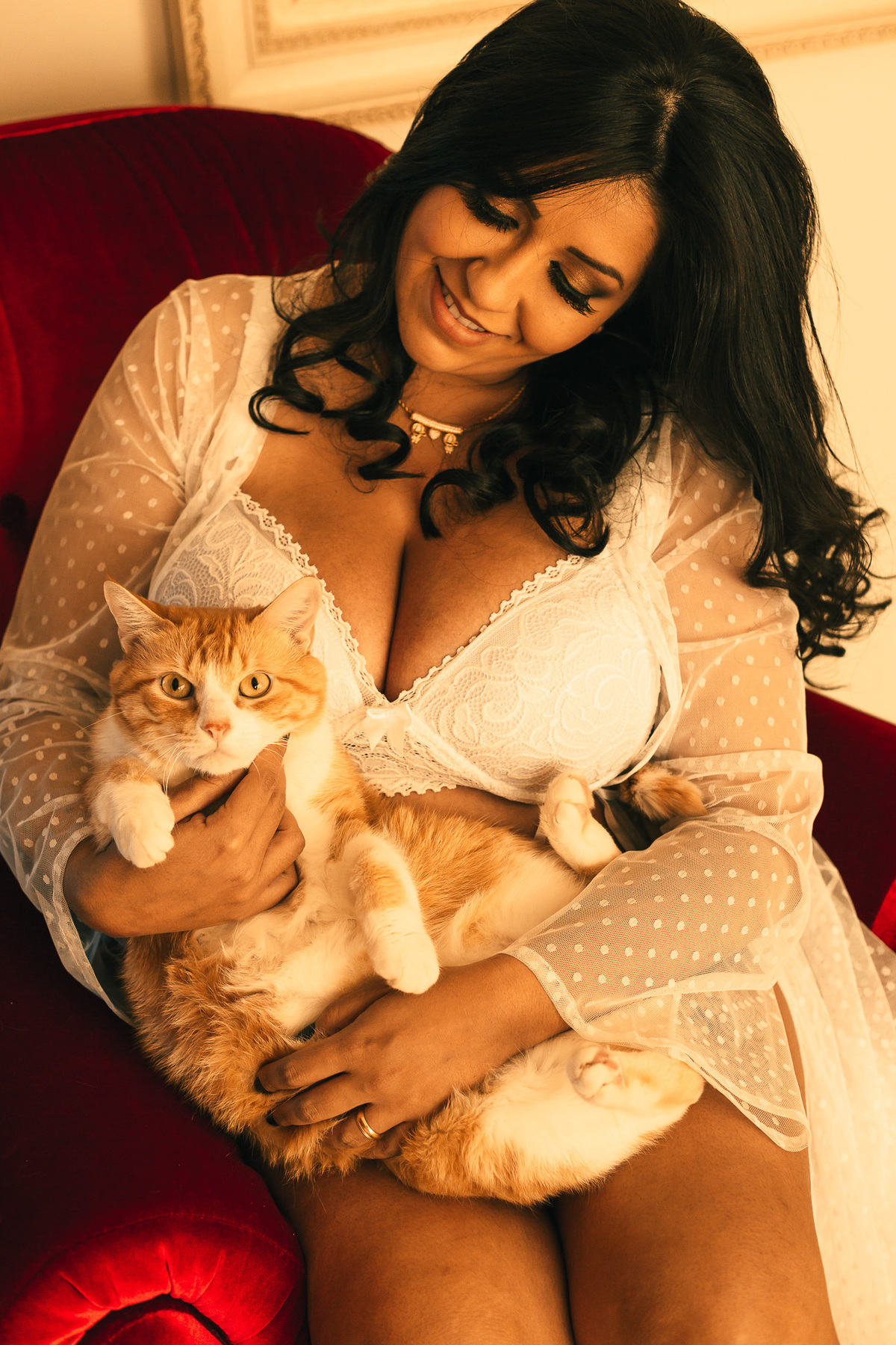 gravida com seu gatinho no colo