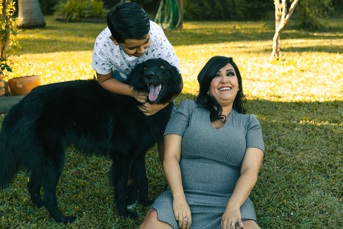 gestante fazendo careta e cachorro sorrindo