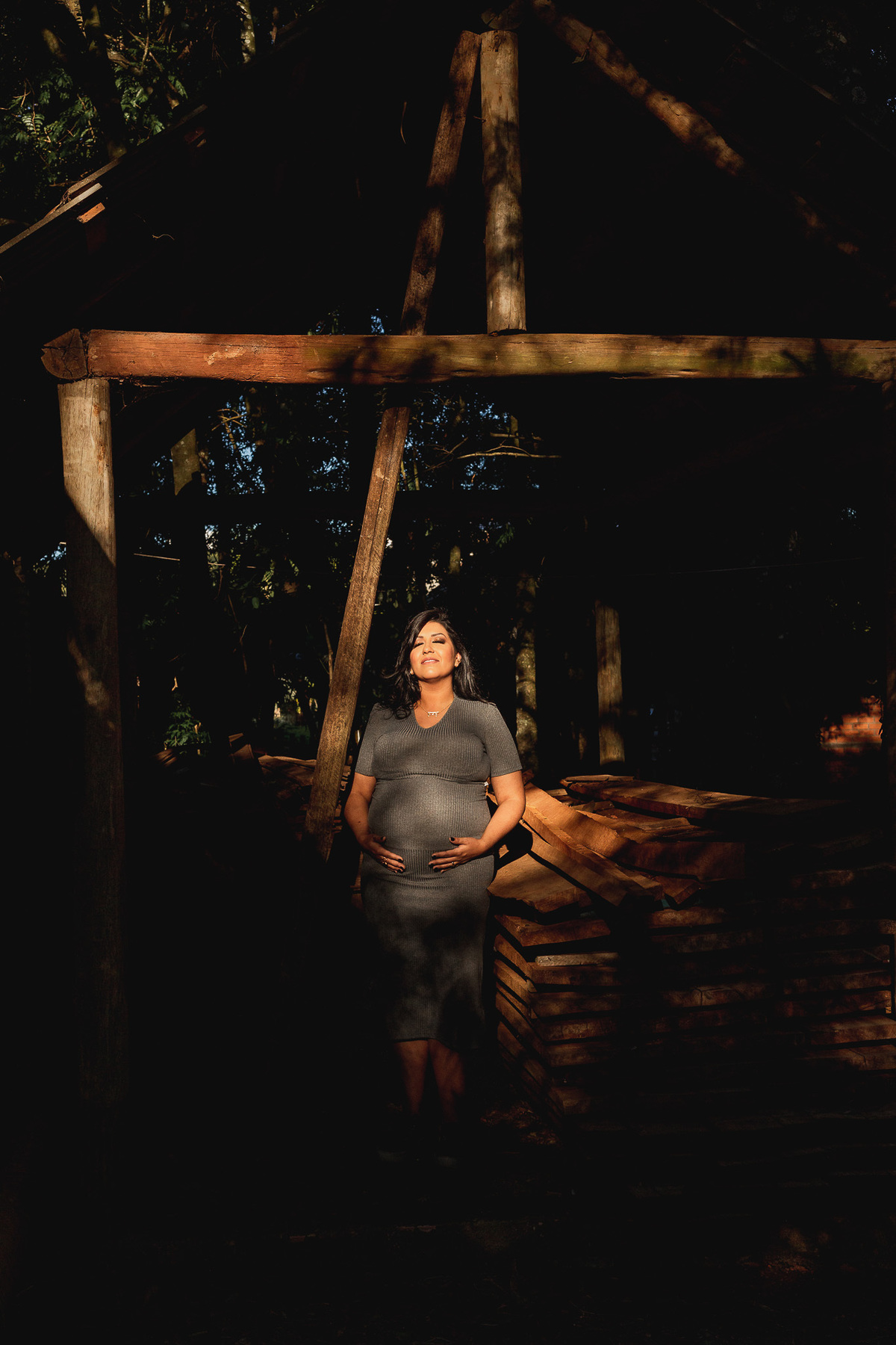 gestante com luz no rosto