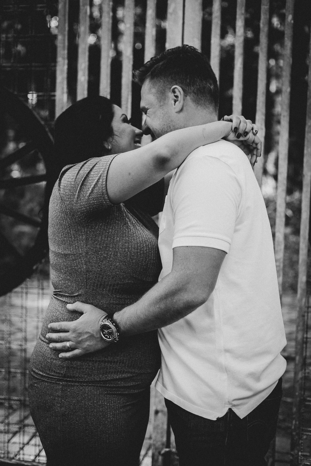 casal se abraçando em foto preto e branco