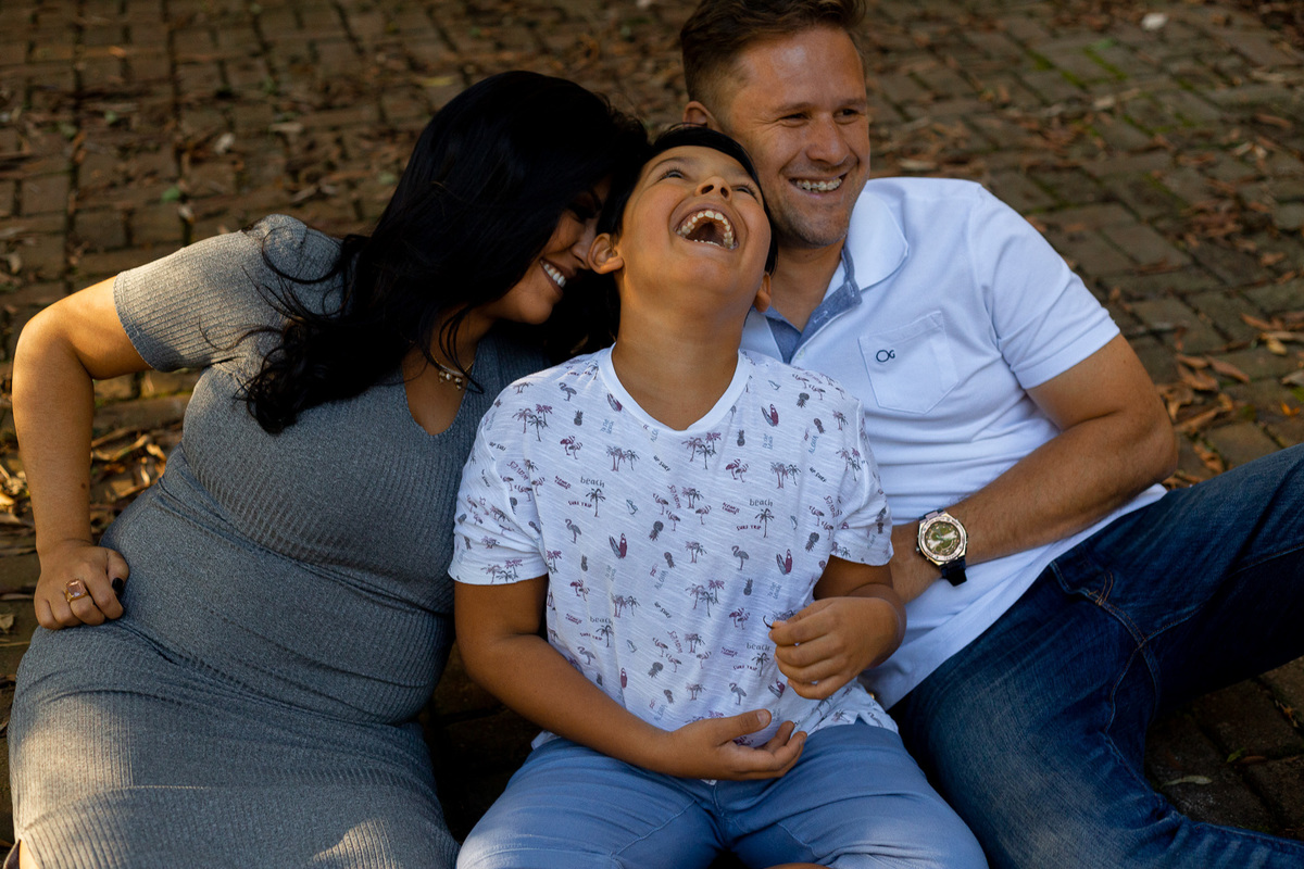 família sorrindo espontânea