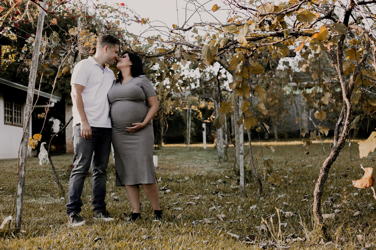 gestante no parreiral com o marido 