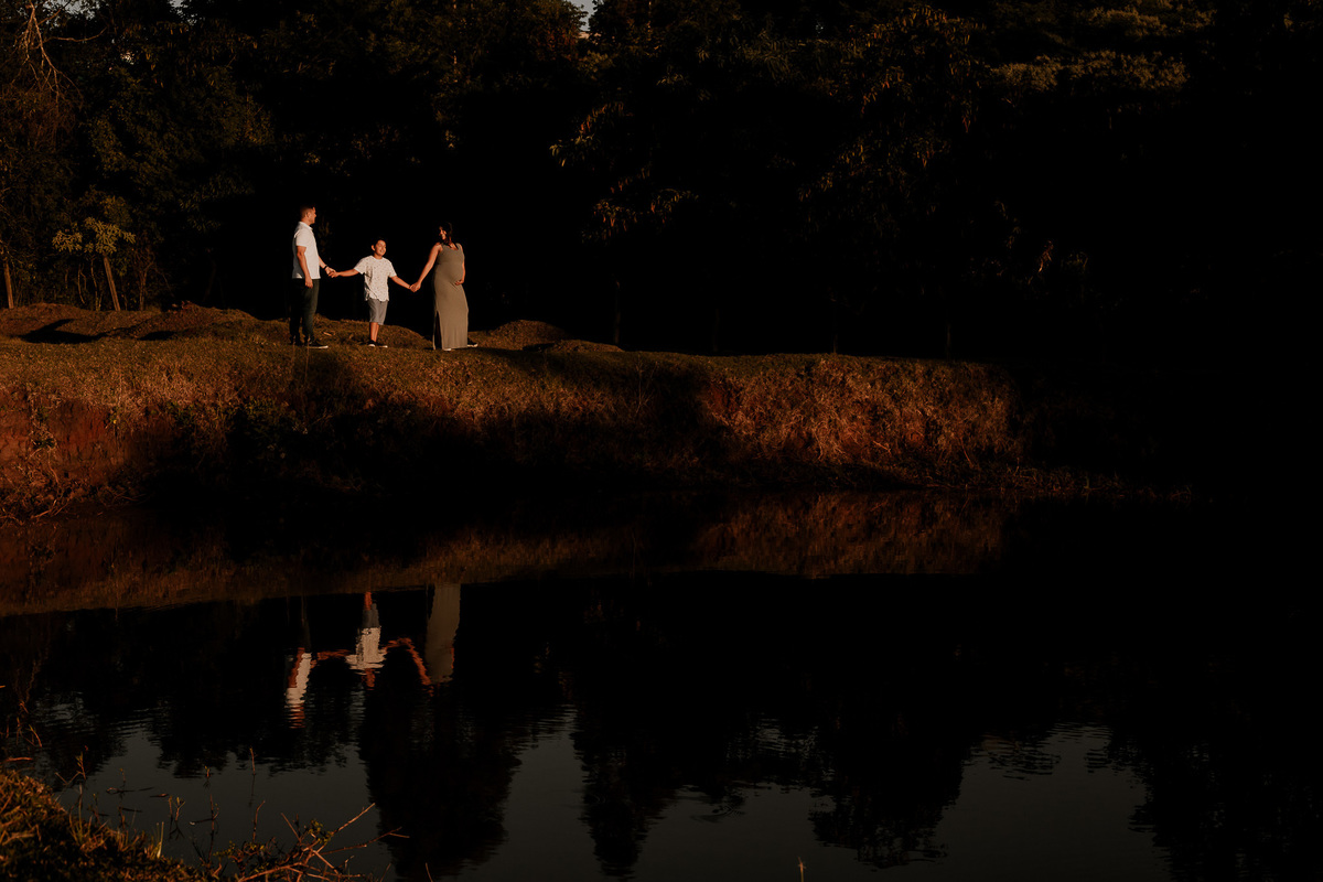 foto de família espelhada no lago.