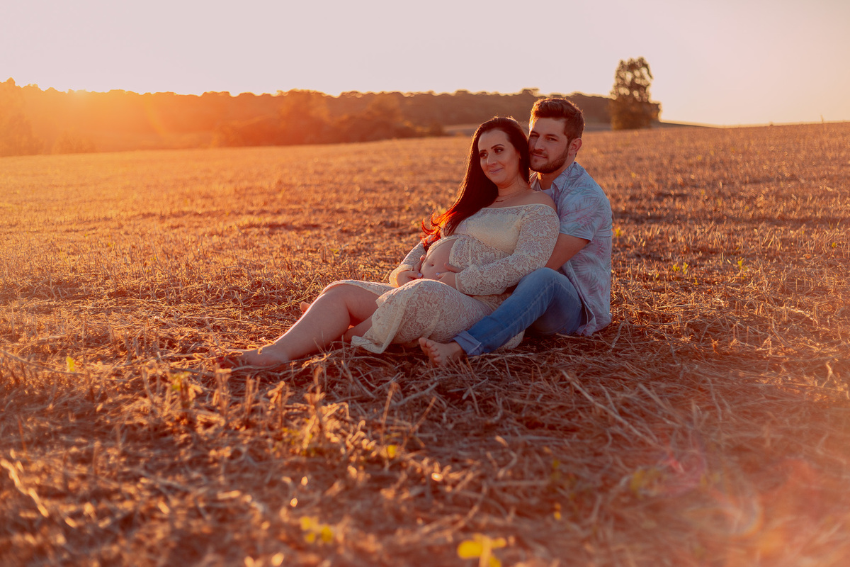 casal dentado no meio do campo