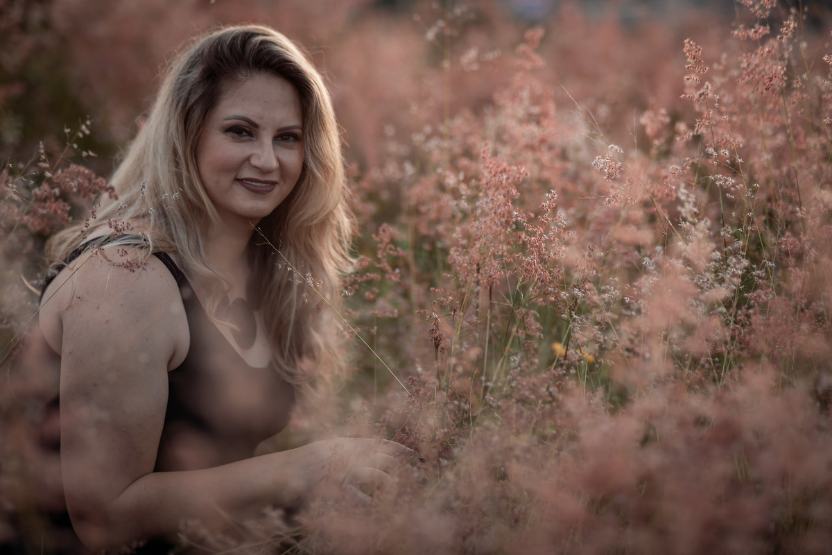 ensaio feminino externo no meio de flores