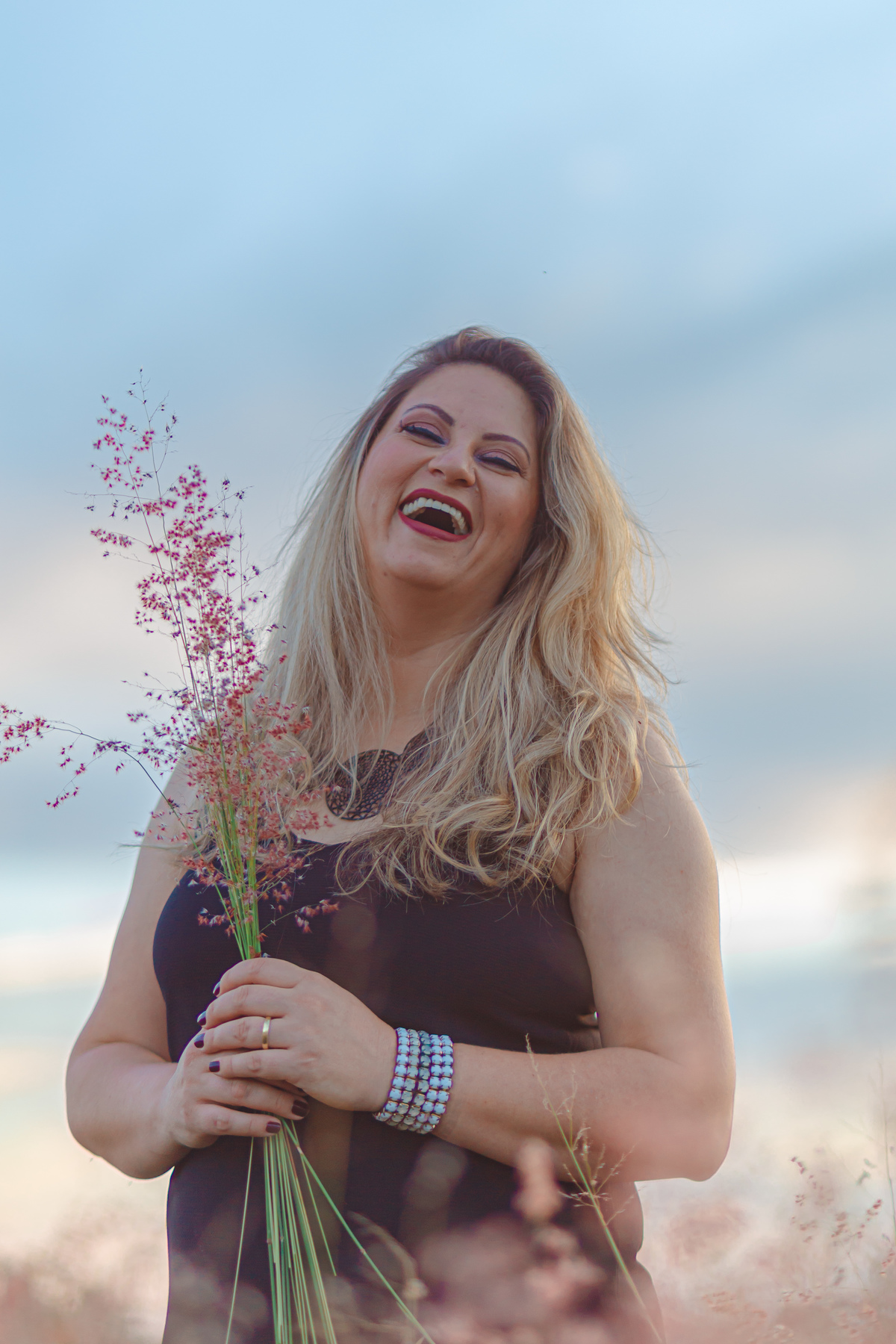 mulher sorrindo em sessão externa