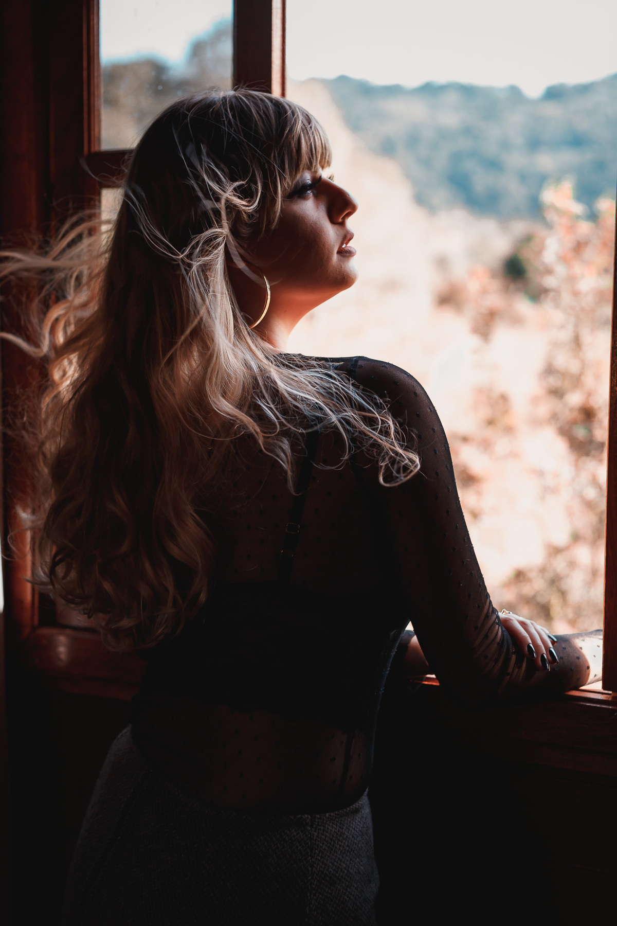 olhando pela janela, cabelo balandando
