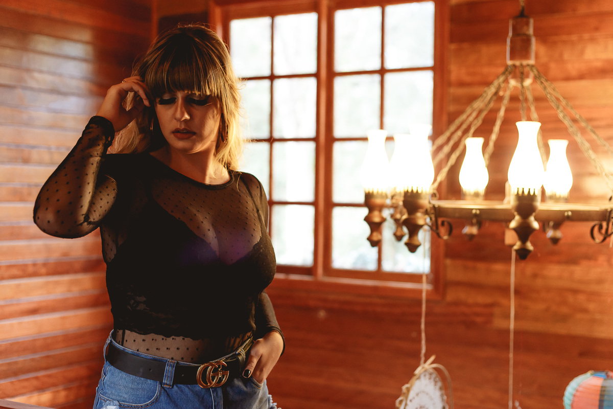 olhando pro chão, colocando cabelo atras da orelha