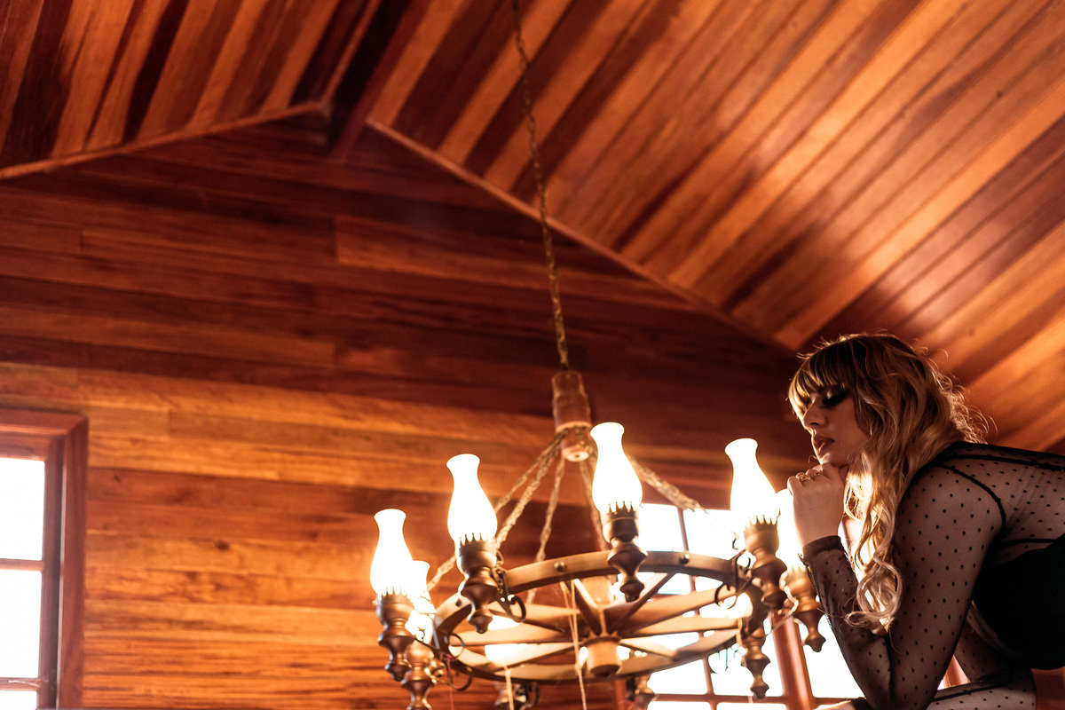 composição com um lustre ao fundo