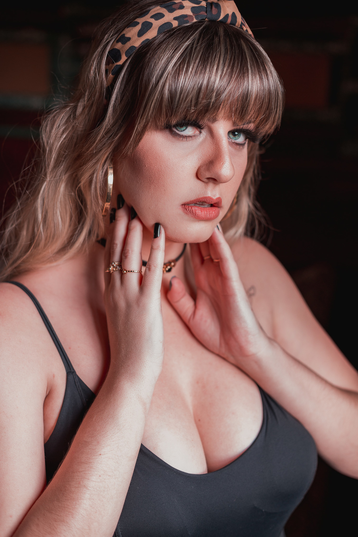 modelo com mãos no pescoço