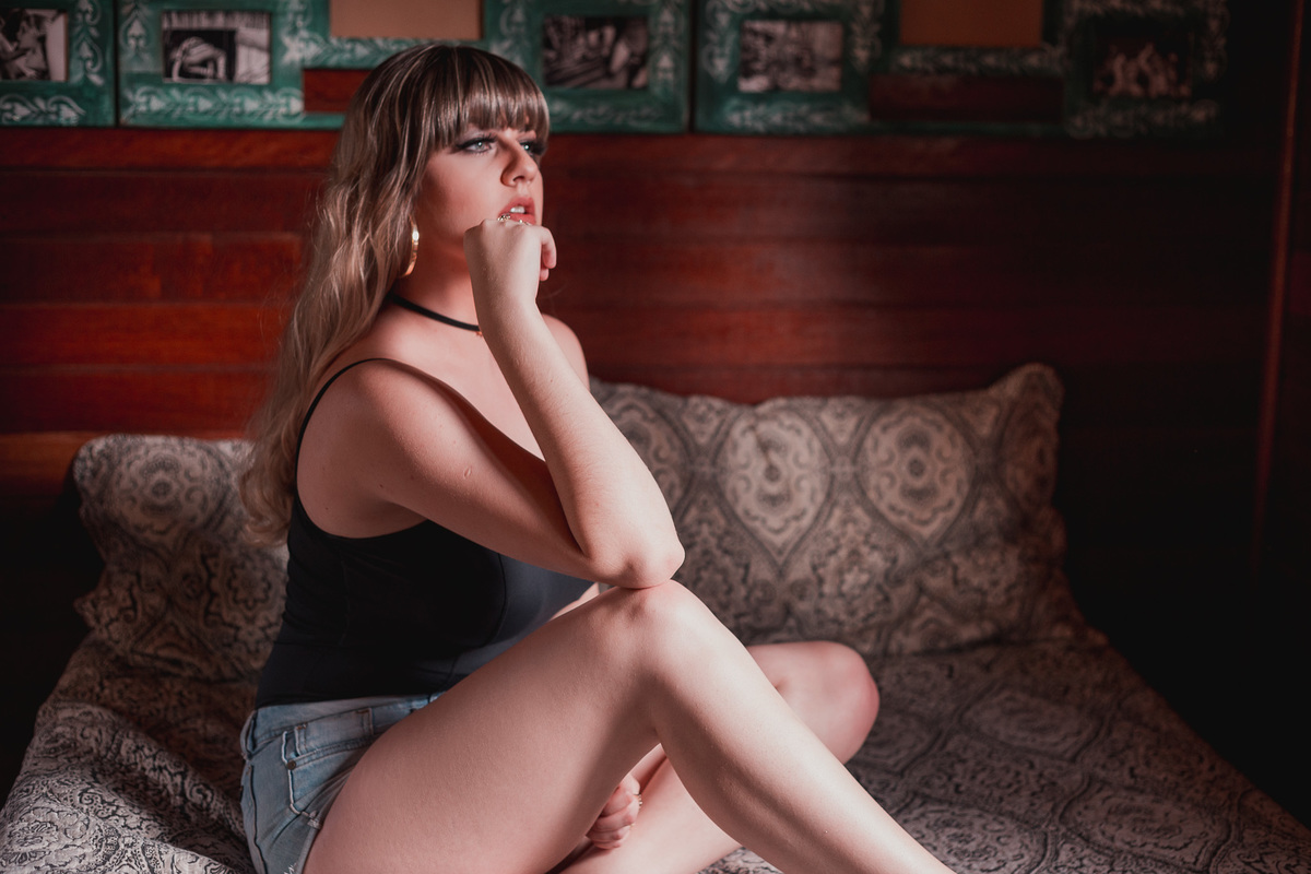 modelo na cama olhando pela janela