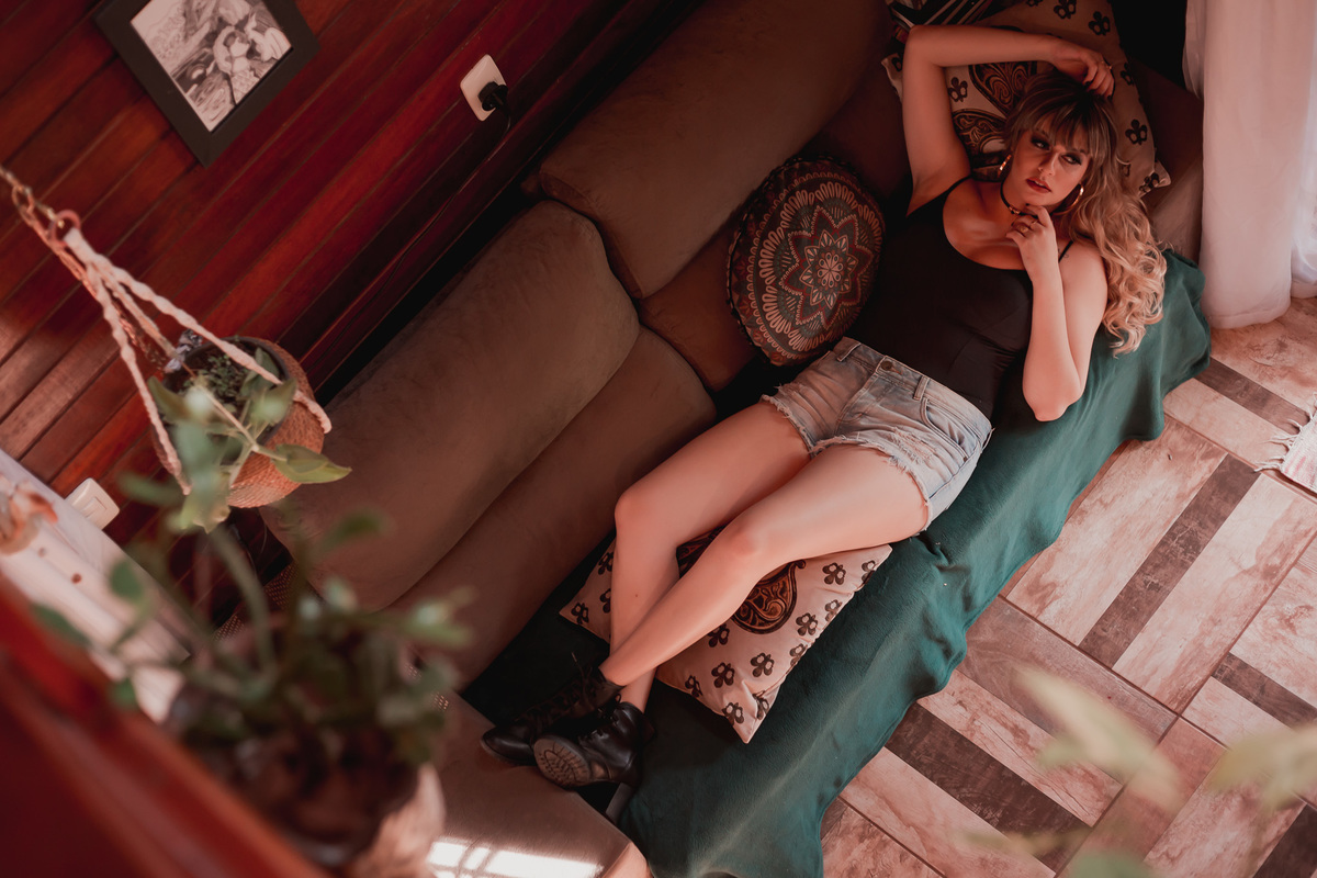 foto tirada de cima, m odelo deitada no sofá