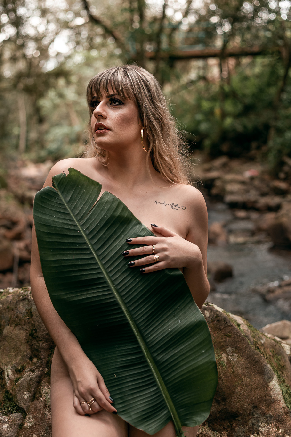 modelo usando uma folha de bananeira como roupa