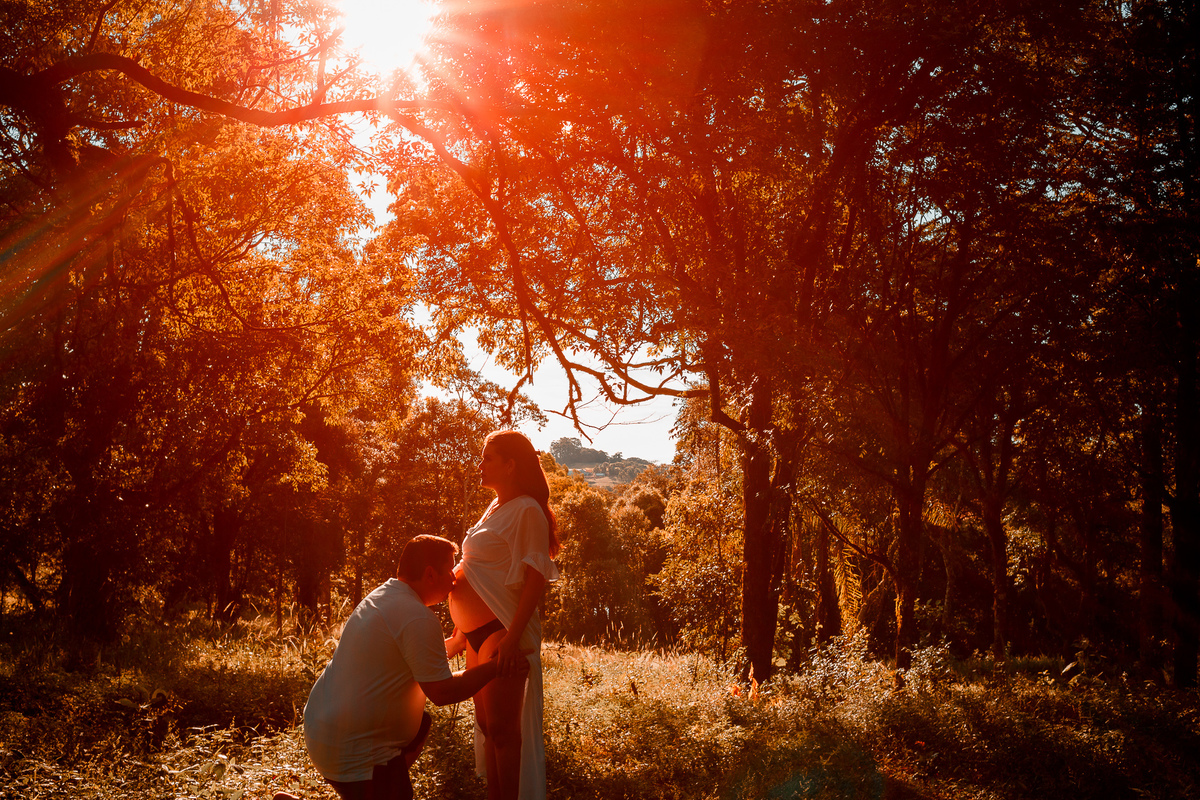 pai beijando a barriga da gestante