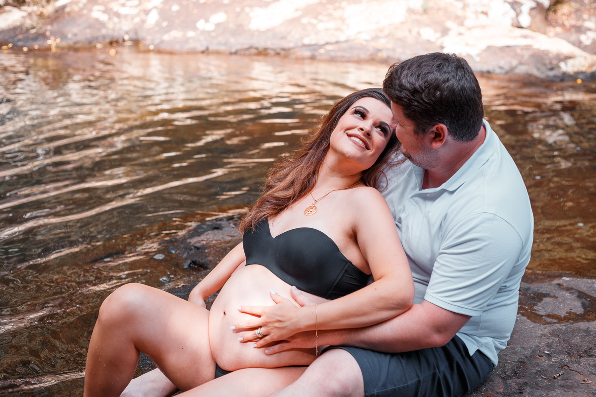 casal gestante se olhando deitada