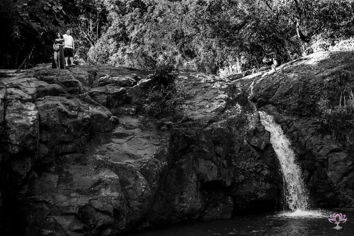 composição em peb, casal em cima da cachoeira
