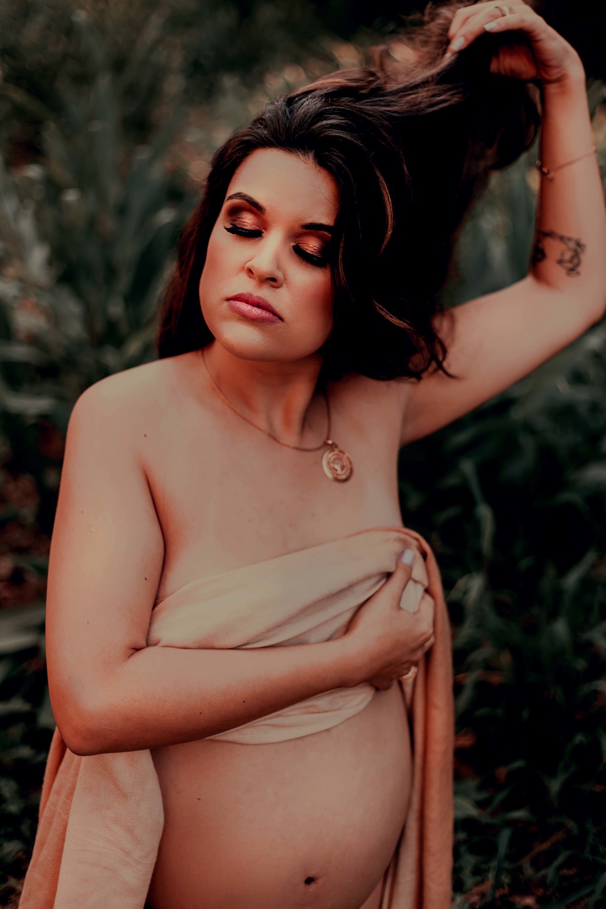 gestante com a mão no cabelo