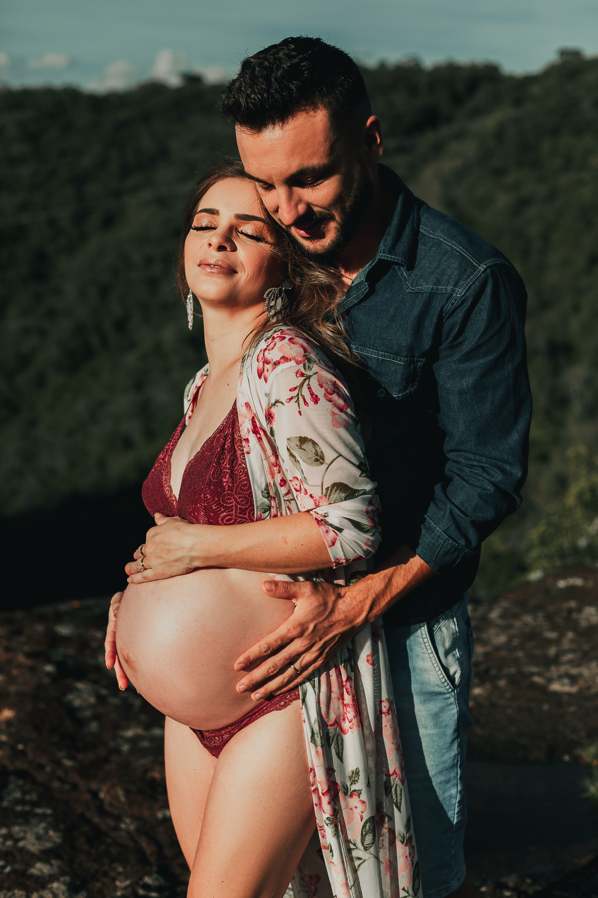 casal de gestante com a luz do sol no rosto