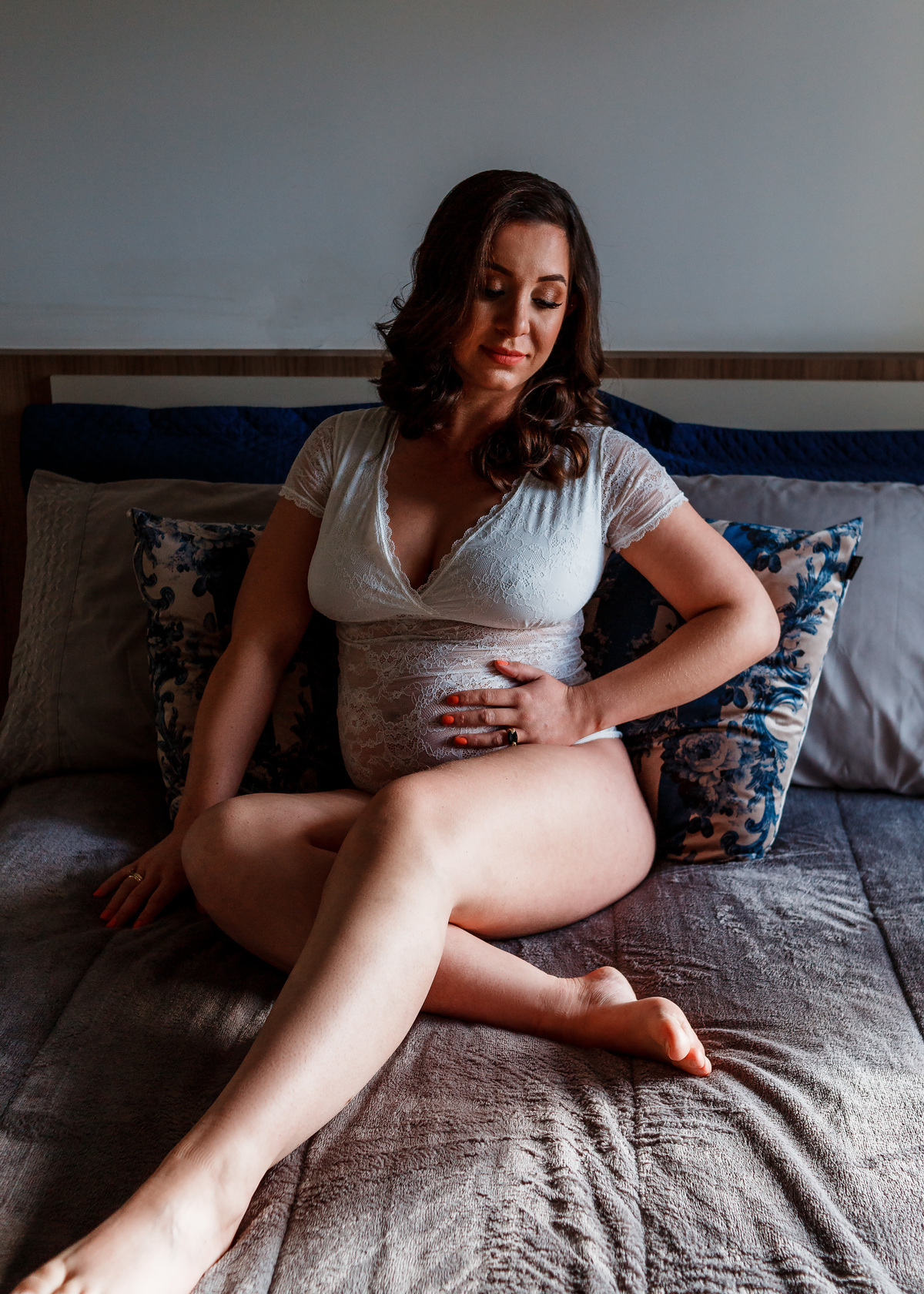 gestante sentada na cama
