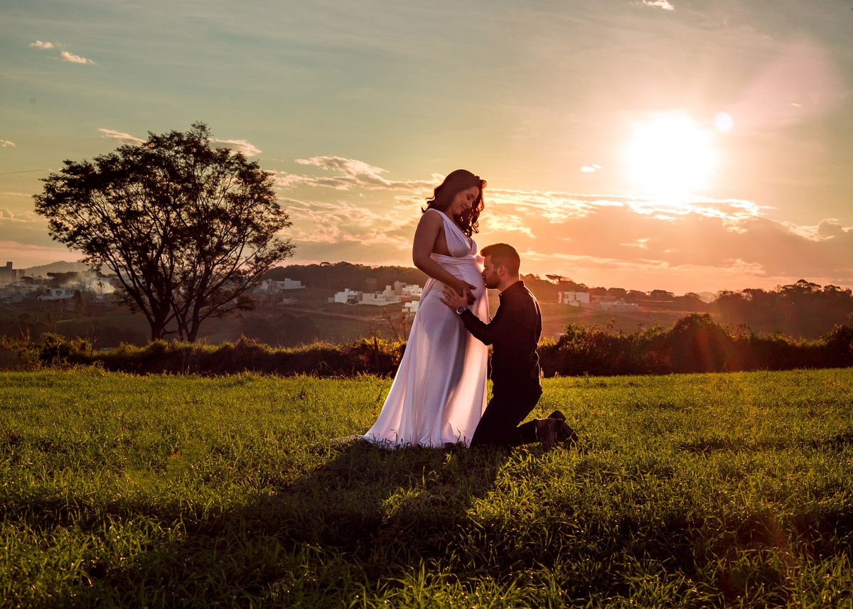 marido beijando a barriga da esposa