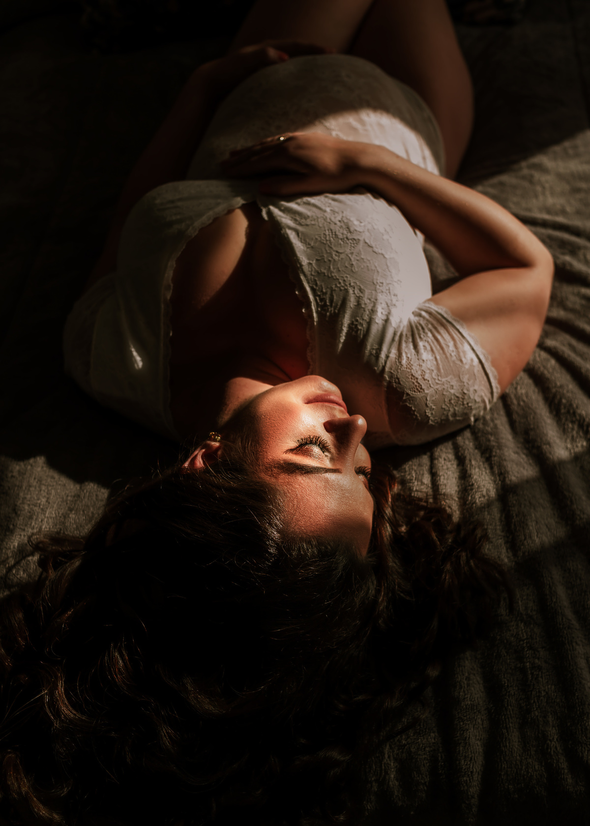 gestante deitada na cama
