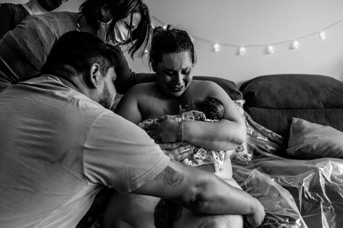 família recebendo bebê recém nascido
