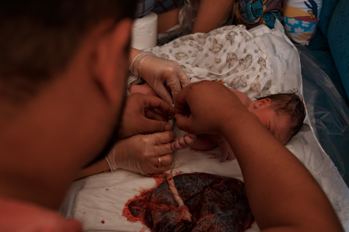 pai cortando o cordão umbilical
