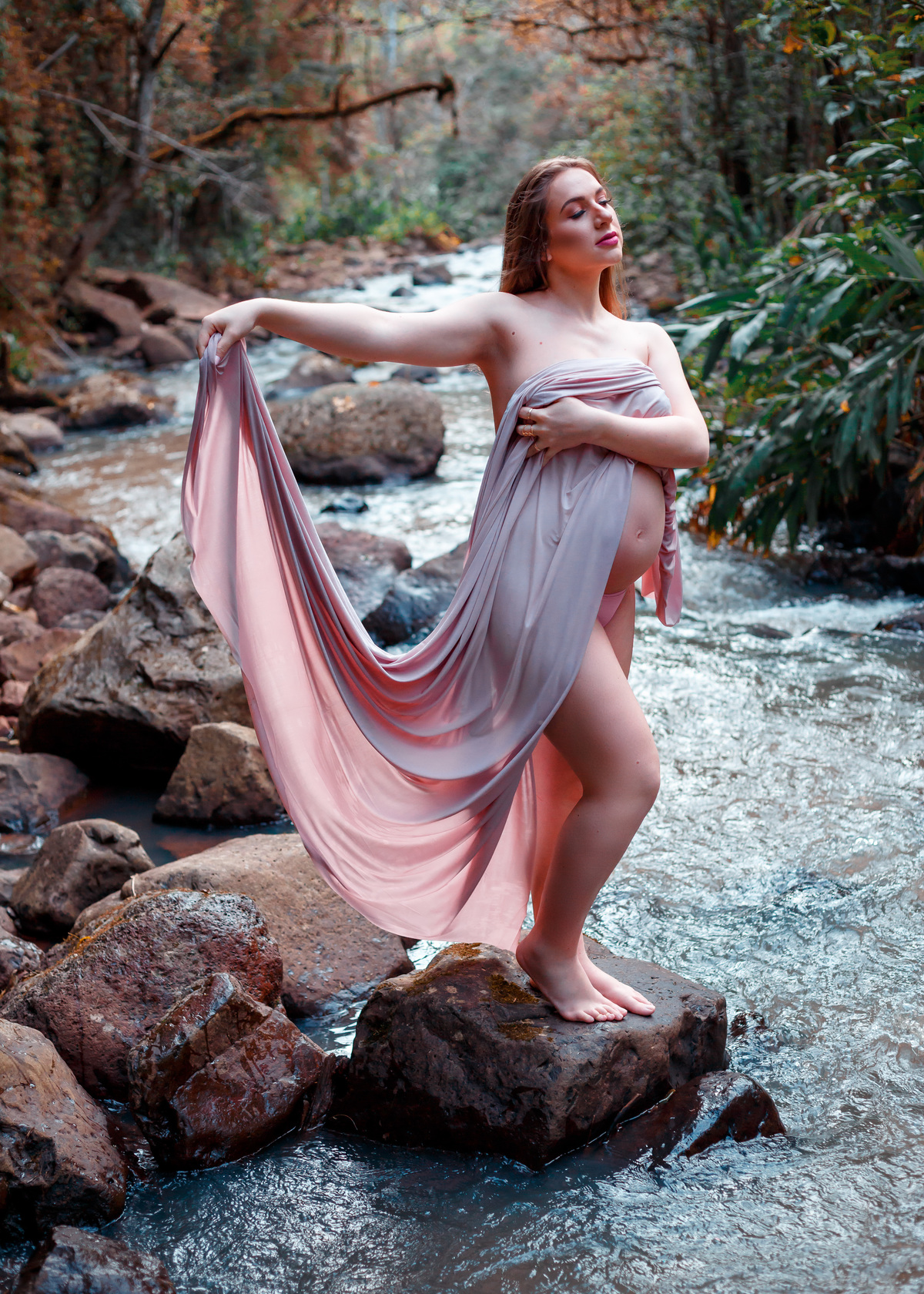 gestante dentro do rio com tecido envolvendo seu corpo