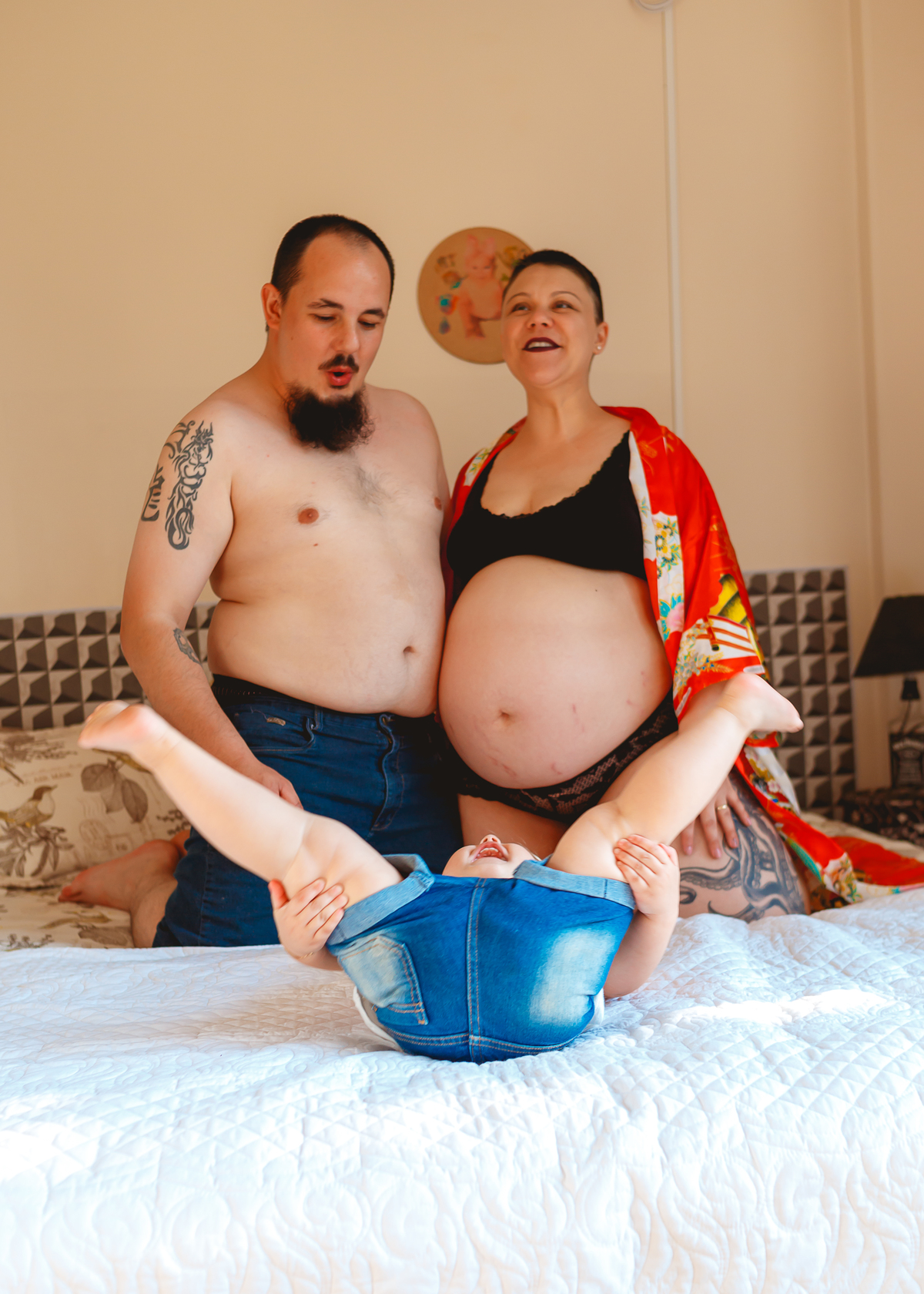 bagunça em família na cama
