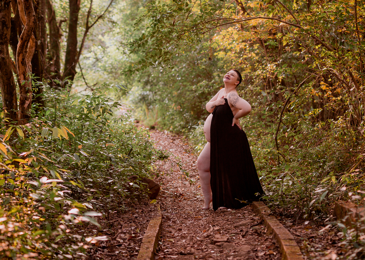 gestante em meio a mata
