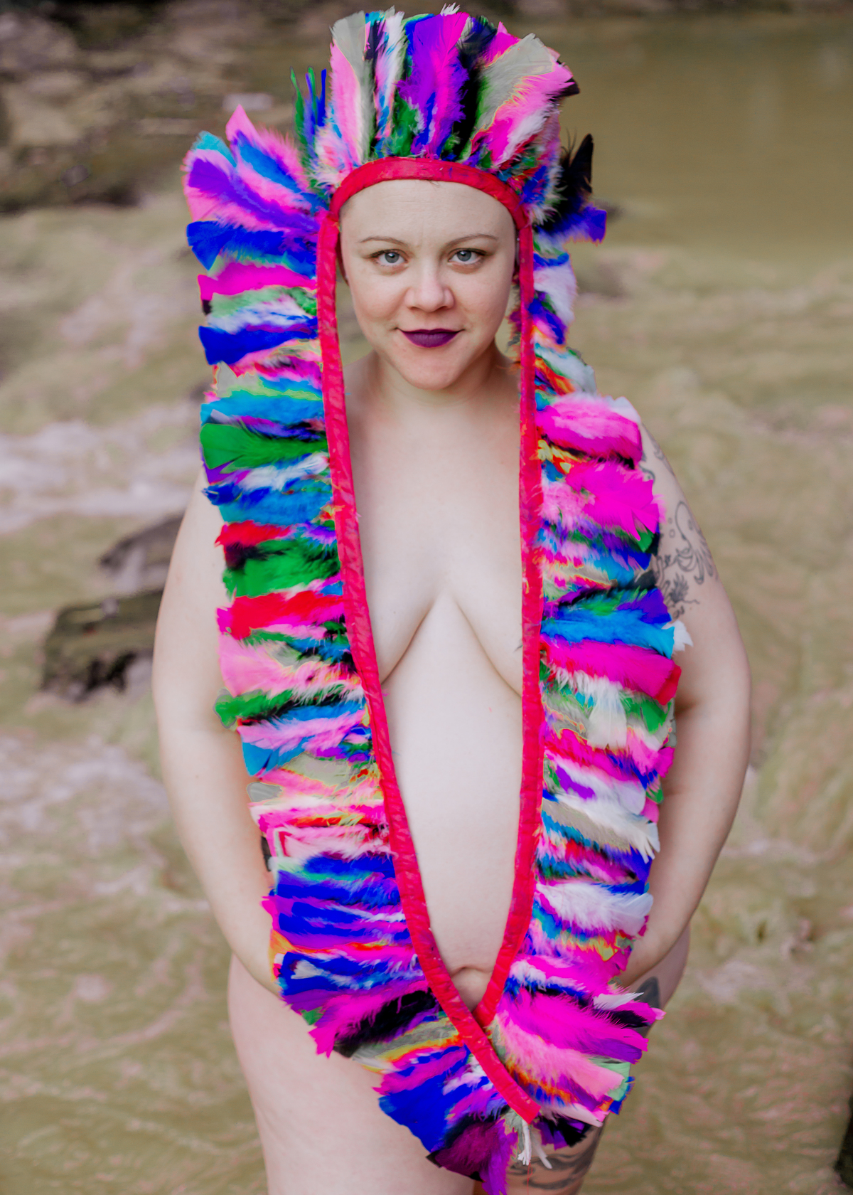 gestante com cocar colorido
