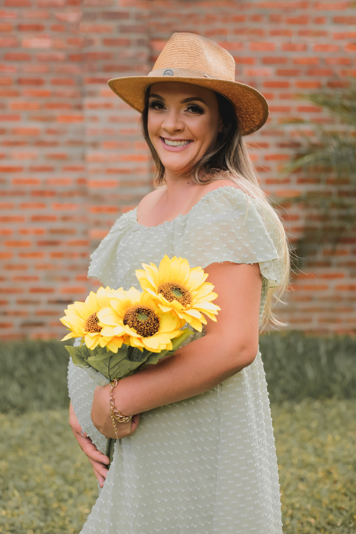 gestante com girassol no braço
