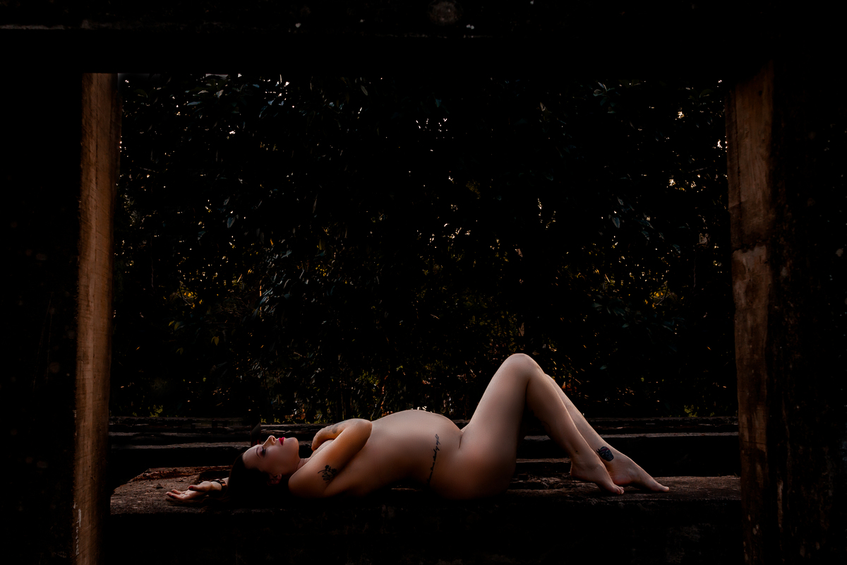 gestante nua com luz direcional