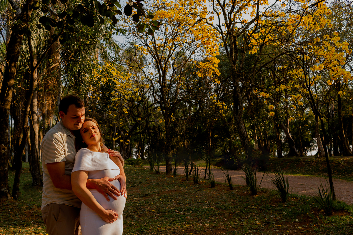 ensaio de gestante na florada dos ipês em chapecó
