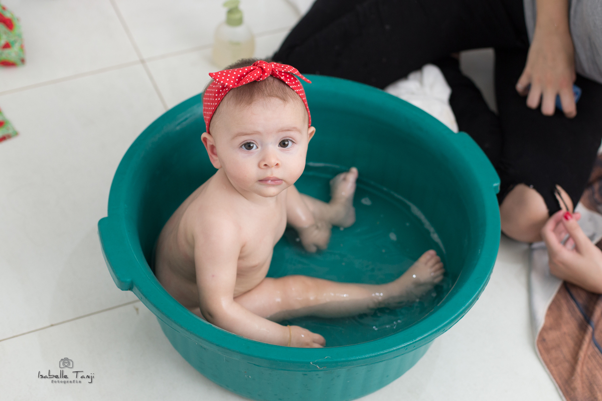 Banho pós ensaio!!!! hahha a parte que ela mais amou, apesar da seriedade kkkkkkkk