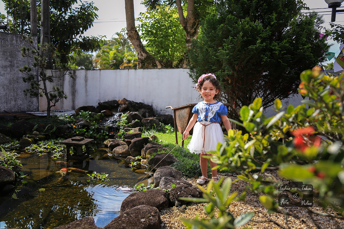 Laís-3-anos-sessão-de-fotos-festa-junina-jardim-tanque-de-peixe