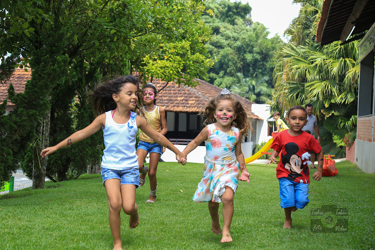 Nicolly-3-anos-correndo-brincando