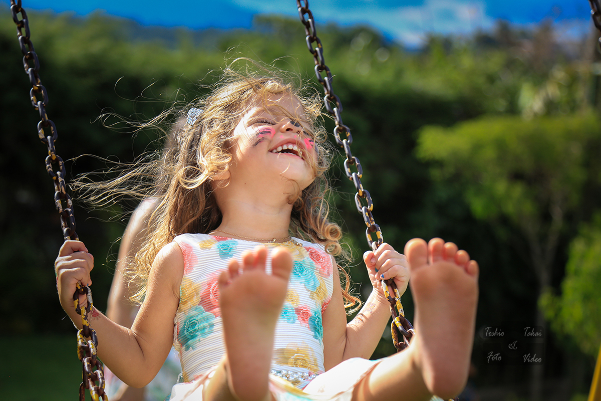 Nicolly-3-anos-feliz-balanço