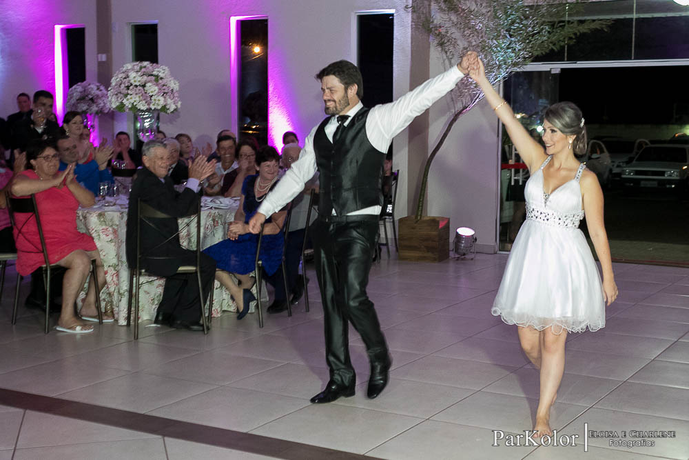Parkolor fotografias
Gravataí, Glorinha, Santo Antônio
casamento, evento, vestido de noiva rodado com renda,salão de beleza, dança dos noivos, buque de flores, igreja, decoração, família, padrinhos, madrinhas, ternos, vestidos, filmagem, drone, foto