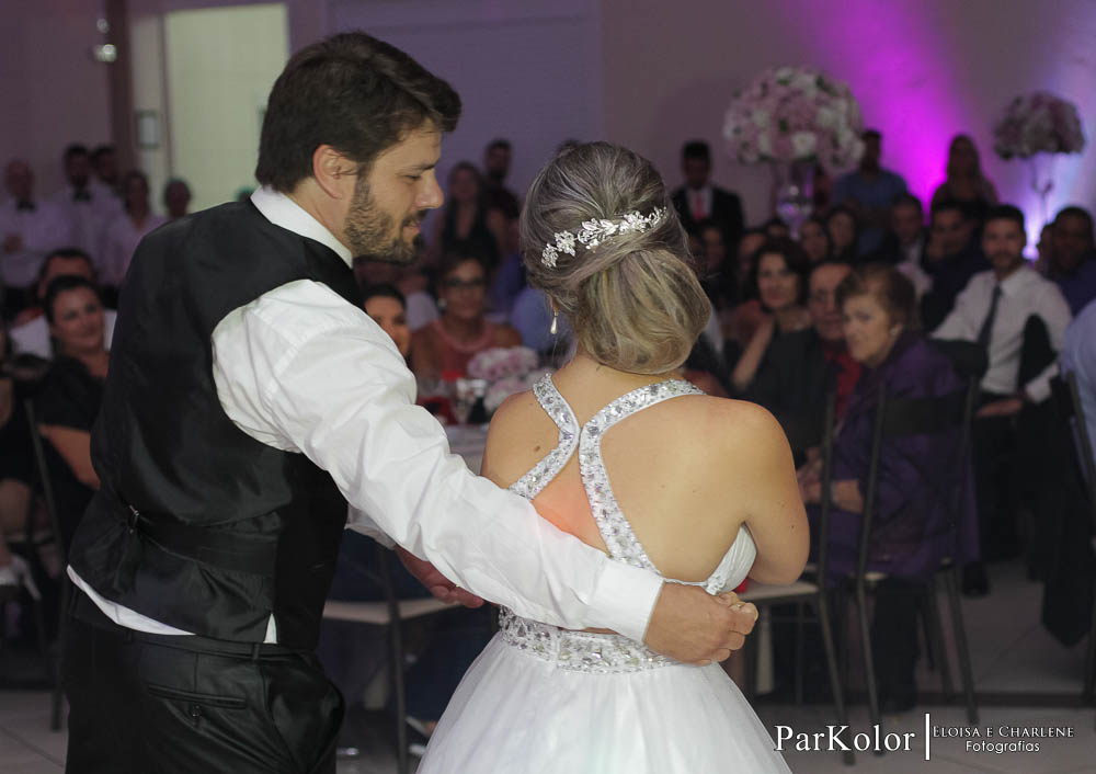 Parkolor fotografias
Gravataí, Glorinha, Santo Antônio
casamento, evento, vestido de noiva rodado com renda,salão de beleza, dança dos noivos, buque de flores, igreja, decoração, família, padrinhos, madrinhas, ternos, vestidos, filmagem, drone, foto