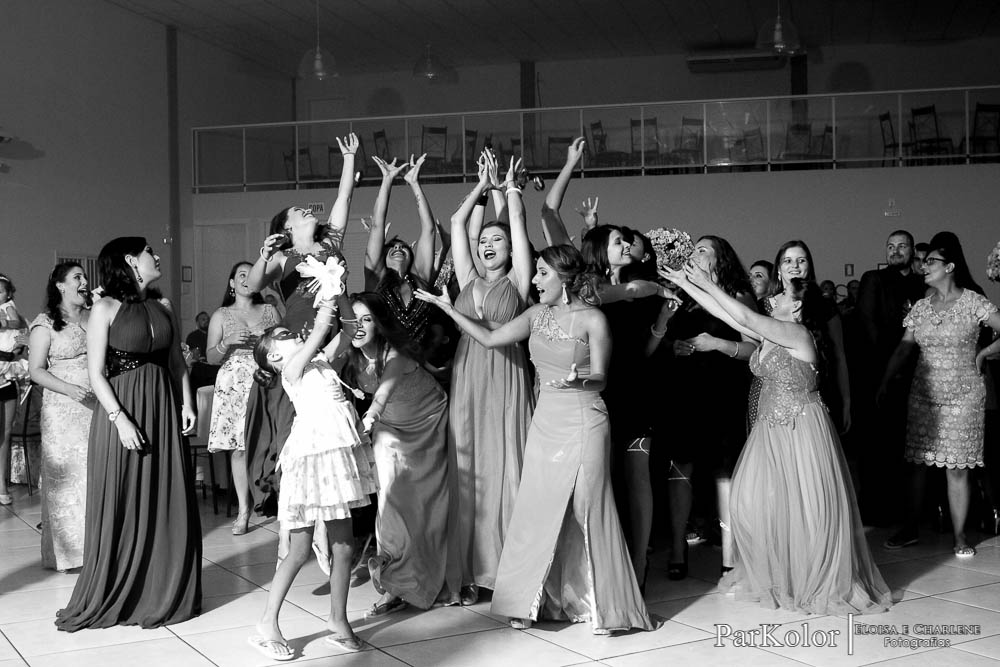 Parkolor fotografias
Gravataí, Glorinha, Santo Antônio
casamento, evento, vestido de noiva rodado com renda,salão de beleza, dança dos noivos, buque de flores, igreja, decoração, família, padrinhos, madrinhas, ternos, vestidos, filmagem, drone, foto