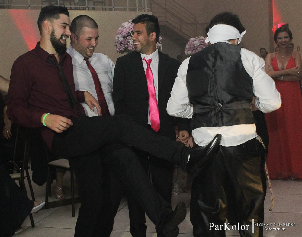 Parkolor fotografias
Gravataí, Glorinha, Santo Antônio
casamento, evento, vestido de noiva rodado com renda,salão de beleza, dança dos noivos, buque de flores, igreja, decoração, família, padrinhos, madrinhas, ternos, vestidos, filmagem, drone, foto